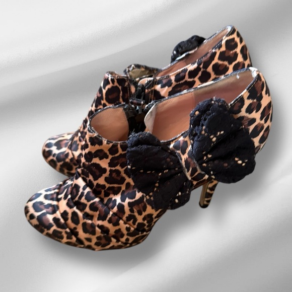 Betsey‎ Johnson Animal Print Heels with Bows - Picture 5 of 8